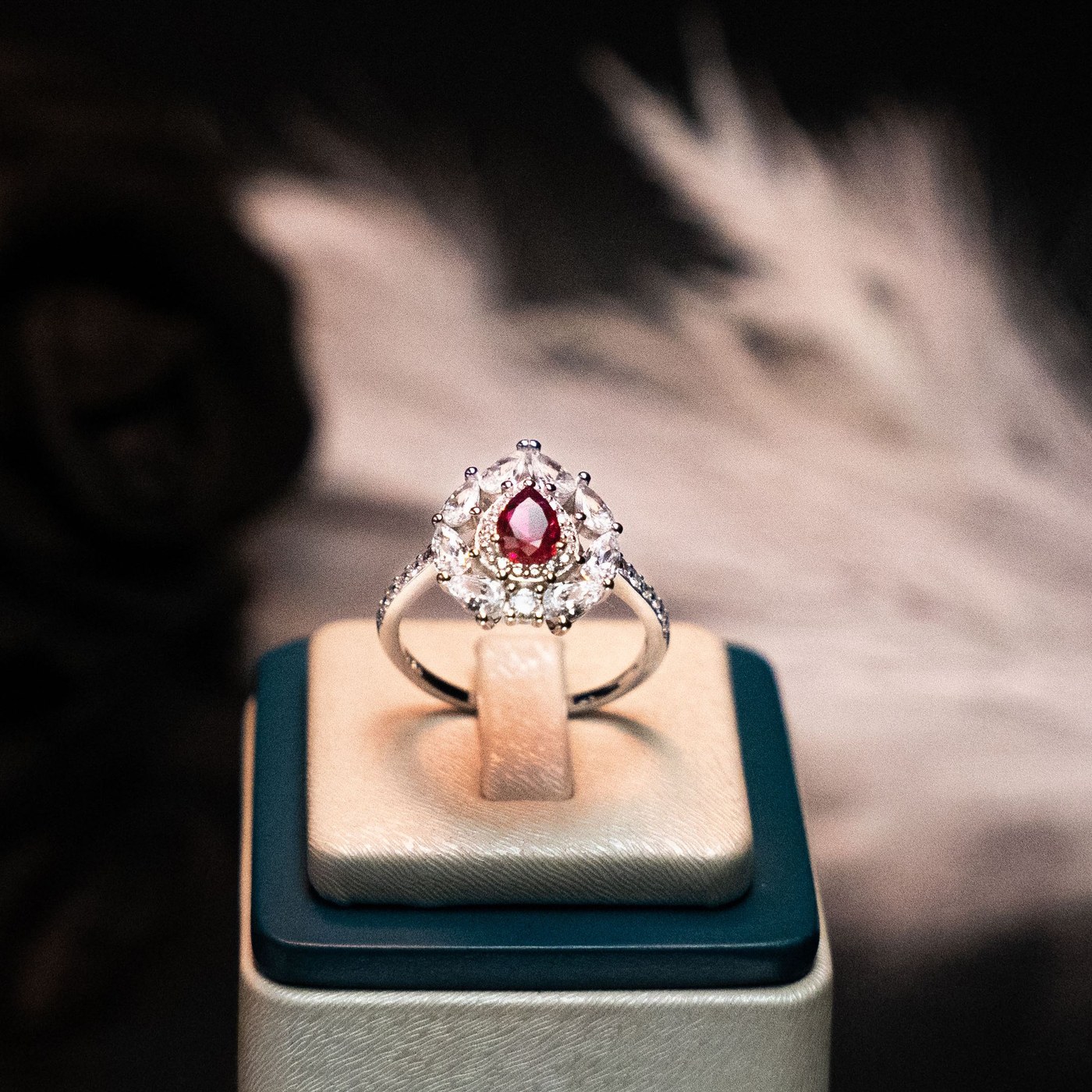 Bague Maison Philippe sertie d'un rubis et de diamants
